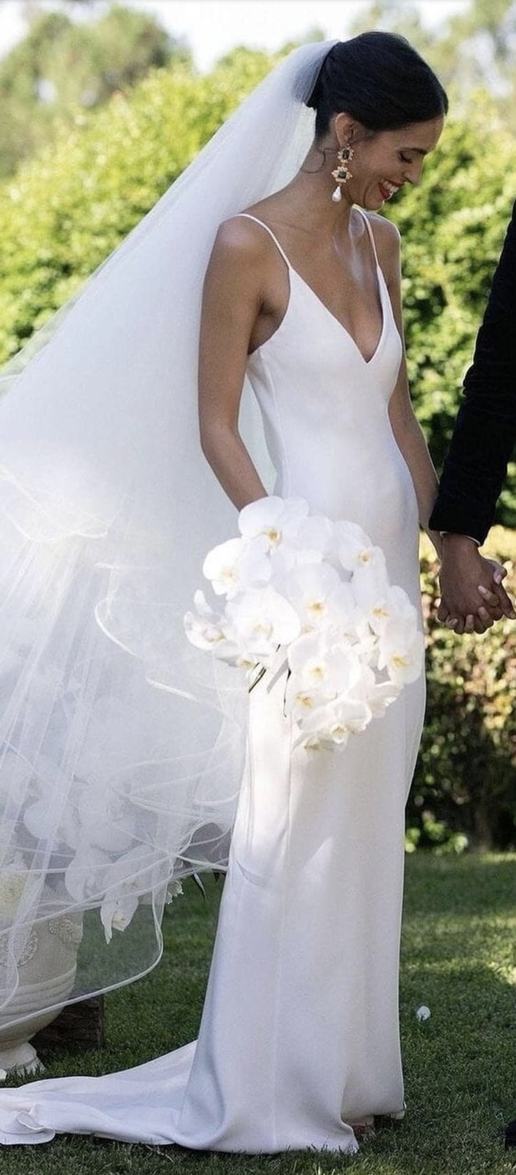 Vestido de novia satén con cola forrado corte al bies